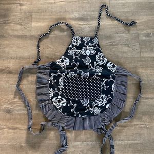 ‘Flirty Aprons’ women’s apron in Original Sassy Black